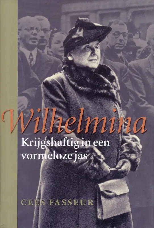 Wilhelmina krijgshaftig in vormeloze jas